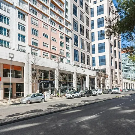 Central Orient Residence - Modern, Spacious And Sunny! By The River!-3